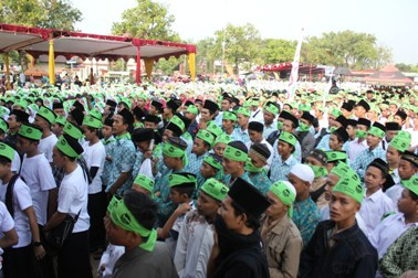 Bersarung dan Kerudung, Ribuan Santri Jalan Sehat