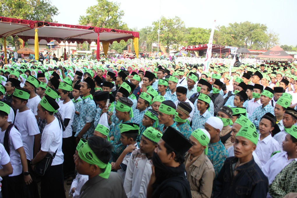 Ribuan santri dari 260 pondok pesantren mengikuti jalan sehat di Kabupaten Kendal. (Metrotvnews.com/Iswahyudi)