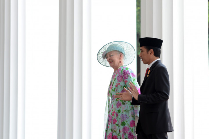 Presiden Pamer Batik ke Ratu Denmark