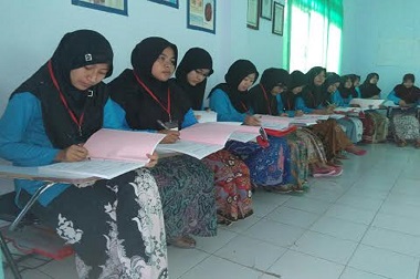 Peringati Hari Santri, Kegiatan Kampus Akper Buntet 'Diwarnai' Sarung