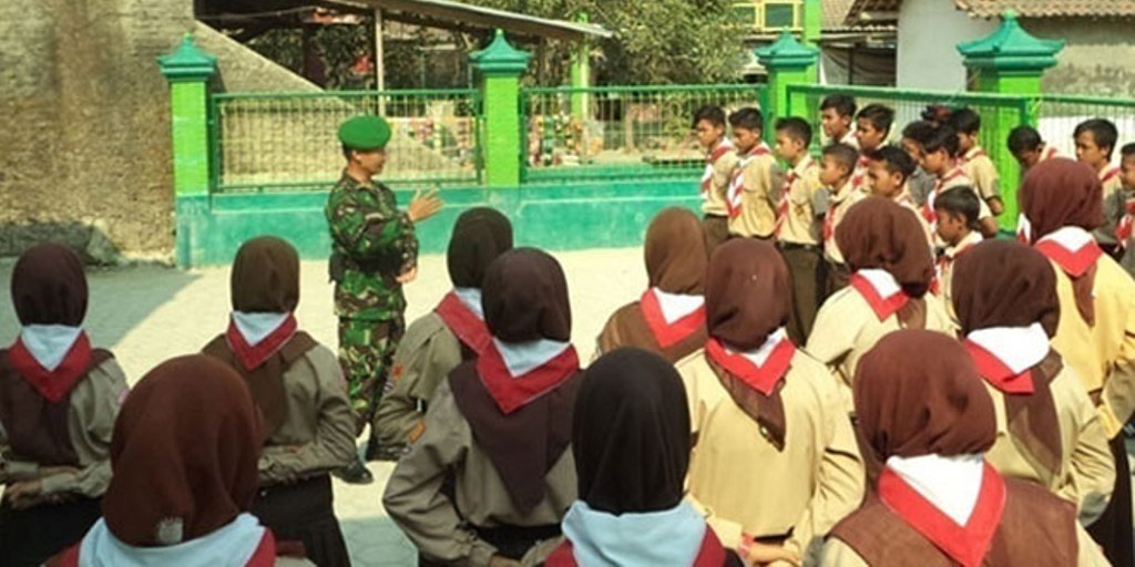 Babinsa Koramil 08/Kebumen beri pelatihan ke siswa (Foto ilustrasi). (dok. Kodam IV/Diponegoro)
