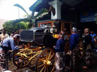 2 Kereta Pusaka Keraton Yogyakarta <i>Dijamas</i>