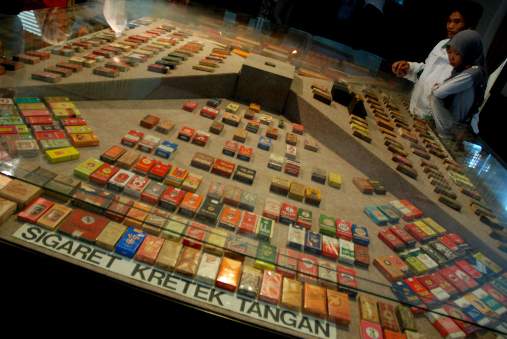  Sejumlah pengunjung manyaksikan koleksi rokok di Museum Kretek, Kudus, Jawa Tengah. (foto: Antara/Andreas Fitri Atmoko)
