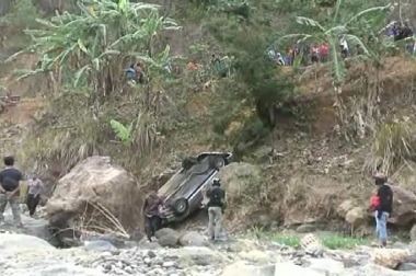 Mobil Sedan Ditumpangi Polisi Terjun ke Sungai