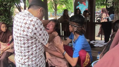 Puluhan Siswa SMK 12 Surabaya Kesurupan