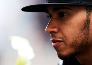 Vettel Kena Penalti, Hamilton di Ambang Juara Dunia