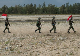 Siswa Rebutan Air Bersih di Perbatasan Indonesia-Timor Leste