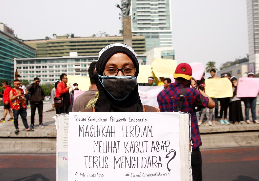  Forum Komunikasi Politeknik Indonesia berunjuk rasa saat mengikuti Car Free Day di Bunderan Hotel Indonesia, Jakarta, Minggu (18/10). Foto: MI/Galih Pradipta.