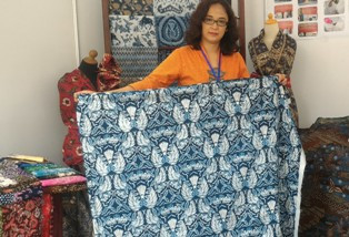 Ratu Denmark Borong Kain Batik Sekar Jagat