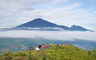 Anak Rinjani Meletus, Ratusan Wisatawan Asing Dievakuasi