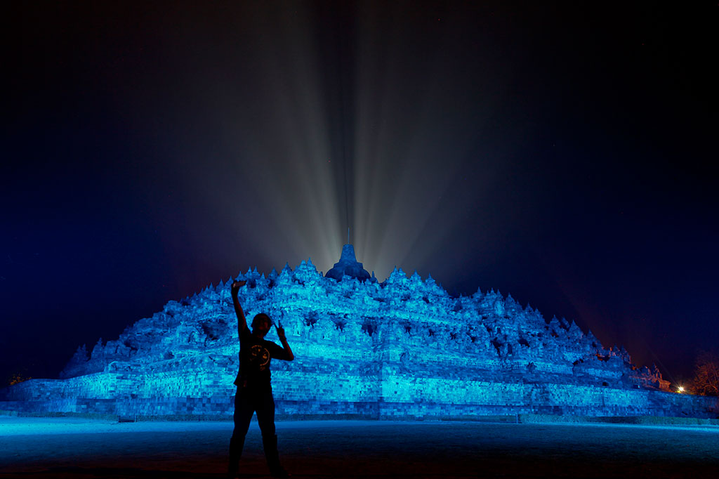 Candi Borobudur Membiru di Peringatan HUT ke-70 PBB 
