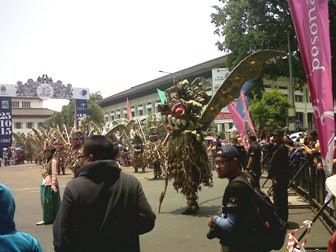 Kirab Nusantara, Ratusan Warga Meriung di Gedung Sate