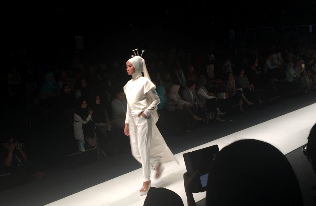 Model membawakan busana rancangan Zaskia Sungkar (Foto:Metrotvnews.com/Dwi Ayu R)