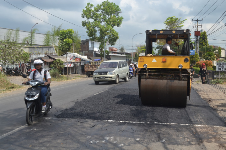 Pemkot Tangsel Terus Geber Perbaikan Jalan Raya