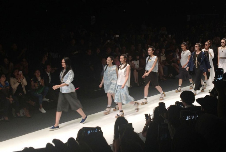 Personel JKT48 Peragakan Busana Koleksi Luna Maya