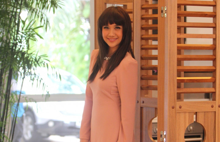 Bunga Citra Lestari Gugup Peragakan Sepatu Rancangan Dena Rahman