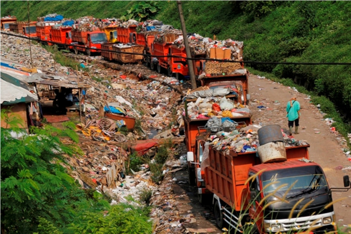 <i>Bekasi Sudah Baik Hati Menerima Sampah DKI</i>