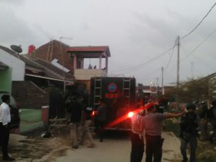 Polisi Gerebek Rumah Pelaku Bom Mal Alam Sutera di Serang 