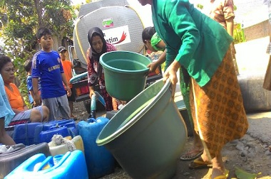 Bantuan Air Bersih Datang Dua Kali Sepekan, Warga Mengeluh tak Cukup 