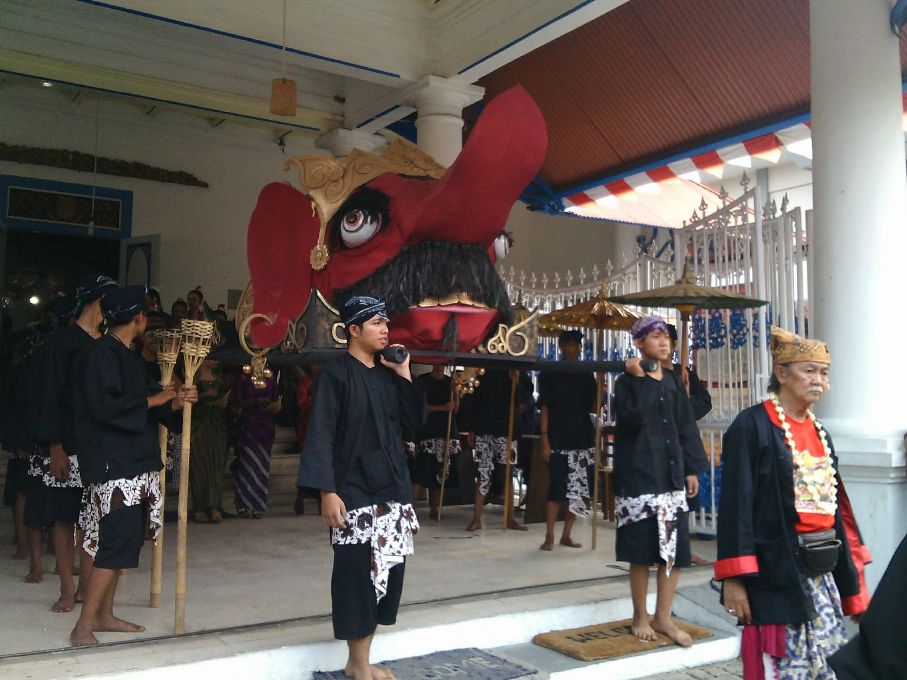 Replika canthik Rajamala dikirab dalam Kirab Ageng Pusaka Museum Radya Pustaka Solo, Kamis (29/10/2015). (Metrotvnews.com/Pythag Kurniati)