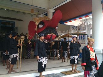 Hiasan Perahu Pengantar Putri Madura Dikirab di Solo