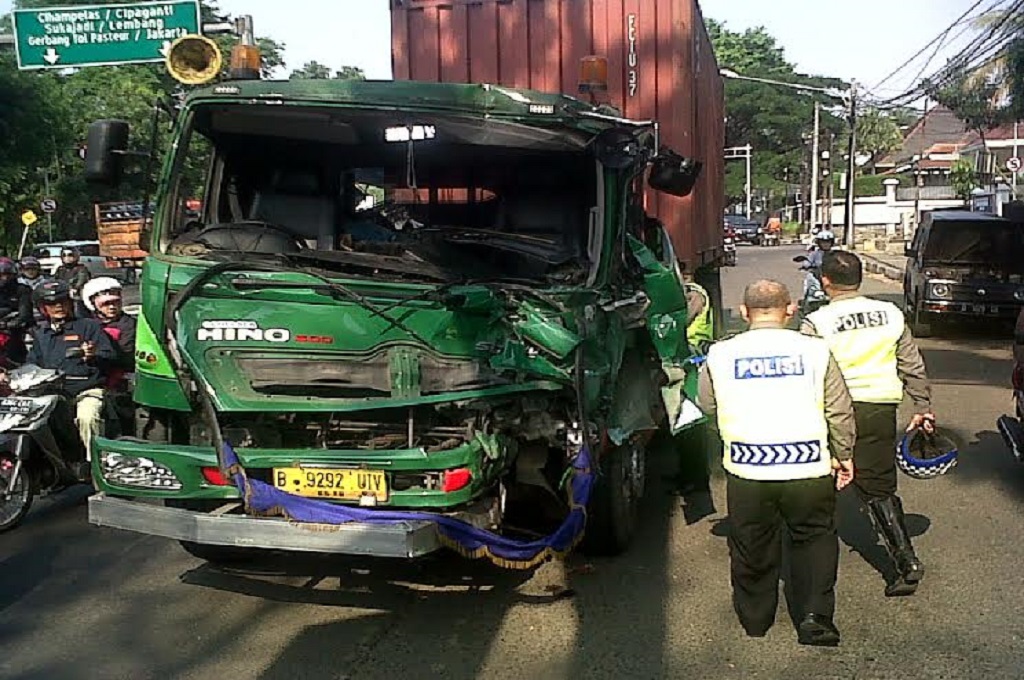 Truk kontainer ringsek setelah tabrakan di Bandung, MTVN - Roni Kurniawan
