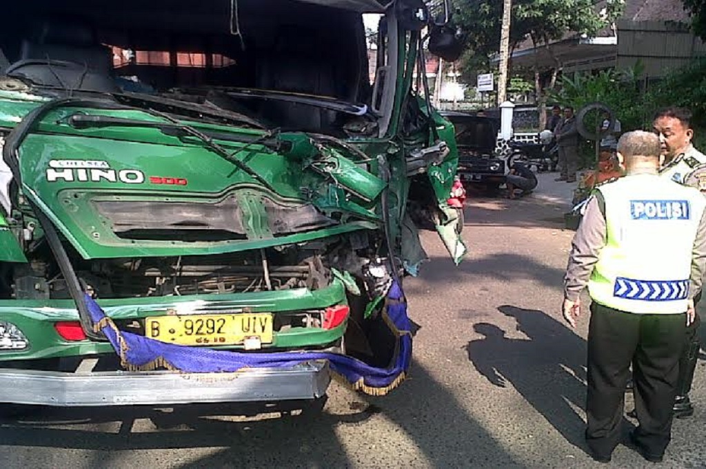 Truk ringsek setelah bertabrakan di Bandung - MTVN - Roni Kurniawan