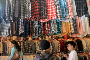 Polisi Sita 47 Karung Pakaian Bekas Impor di Pasar Gedebage