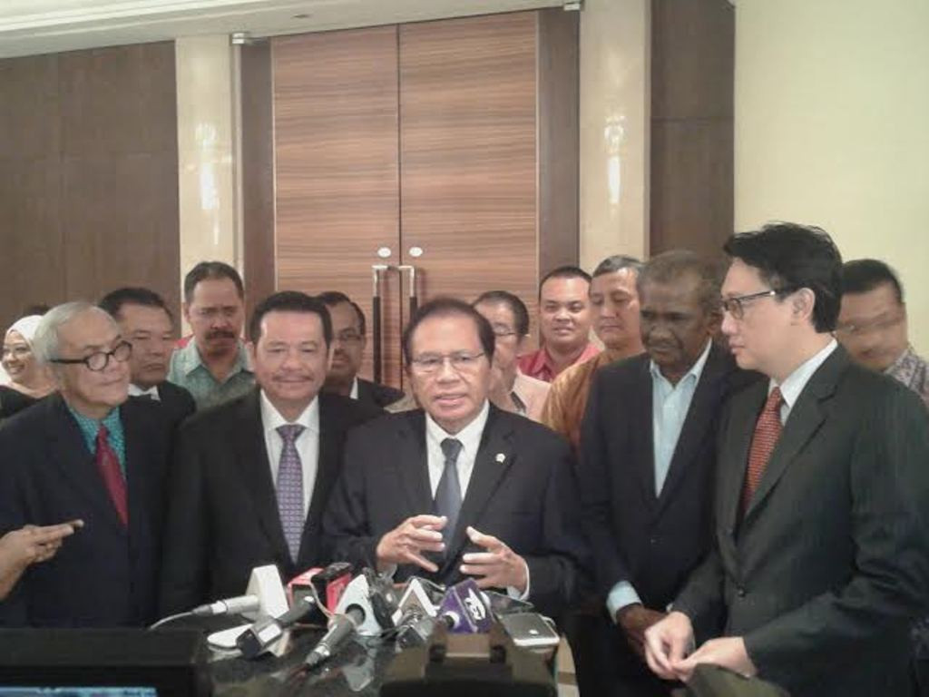 Menteri Koordinator Bidang Kemaritiman dan Sumber Daya Rizal Ramli (tengah) (MTVN/Eko Nordiansyah)