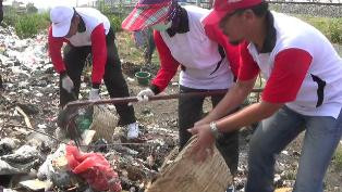 Bupati Brebes Punguti Sampah di Perkampungan