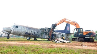 Lanud Halim Hancurkan Pesawat Rusak