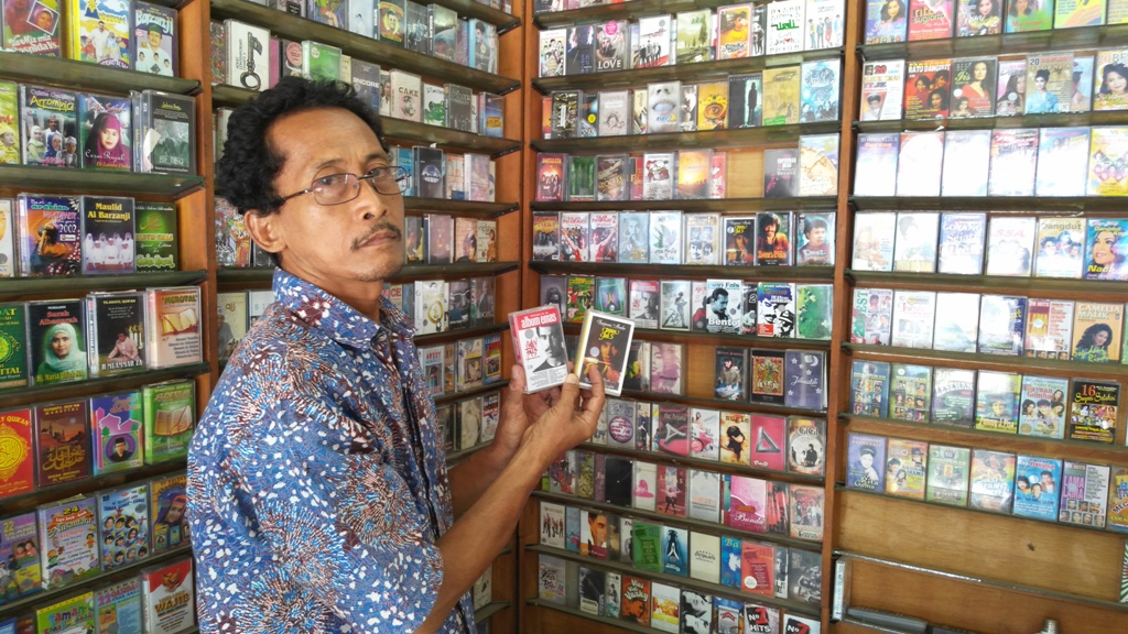 Parwin menunjukkan kaset dagangannya. (Foto: MTVN/Fitra Iskandar)