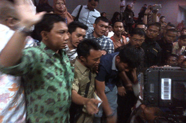 Tenaga Ahli Fraksi Gerindra dan Pamdal Cekcok di Paripurna DPR