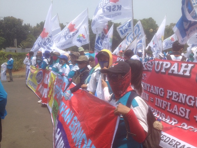 Polisi Mulai Semprot Buruh dengan <i>Water Canon</i>  