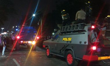Polisi Dorong Mundur Buruh dari Depan Istana 