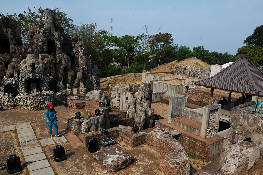 Pesona Wisata Cagar Budaya Gua Sunyaragi