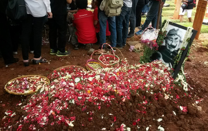 Jajang C. Noer dan Pak Ogah Ikut Tabur Bunga di Pemakaman Pak Raden