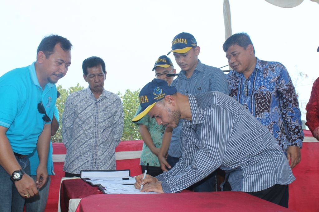 Petambak garam menandatangani kerja sama pembelian garam di area tambak Desa Kaliwlingi, Brebes. Foto: Metrotvnews.com/Kuntoro Tayubi