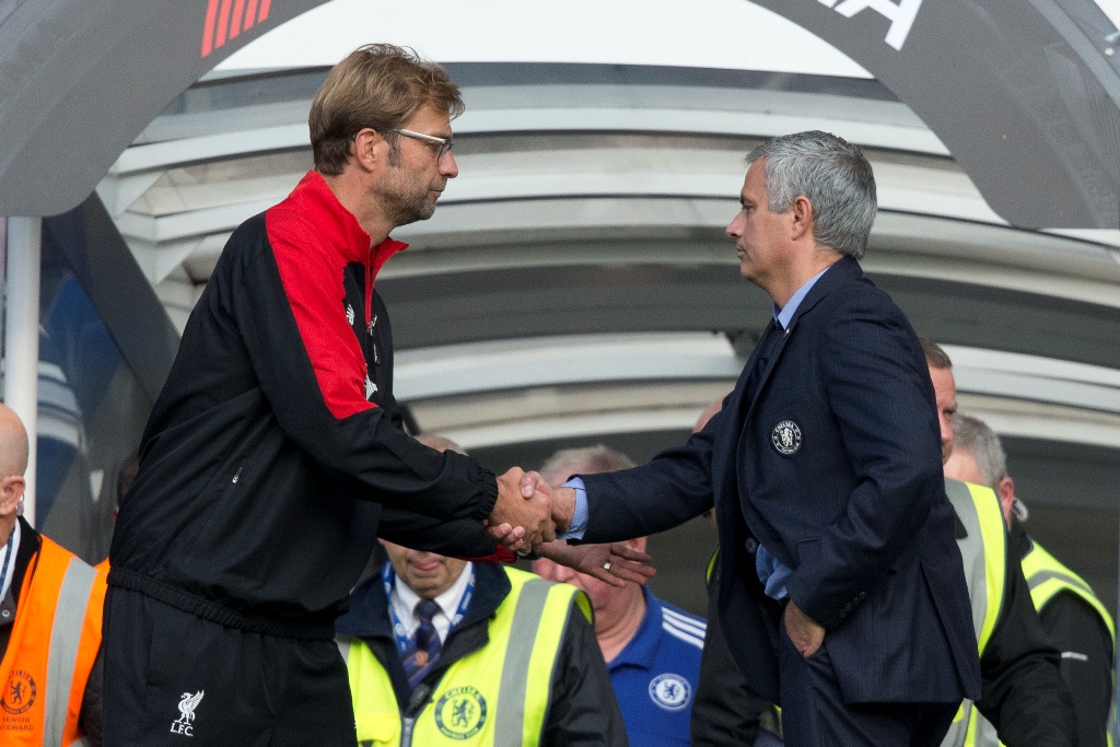 Jose Mourinho (kanan) dan Juergen Klopp (kiri) saling bersalaman (Foto: AP/Matt Dunham)