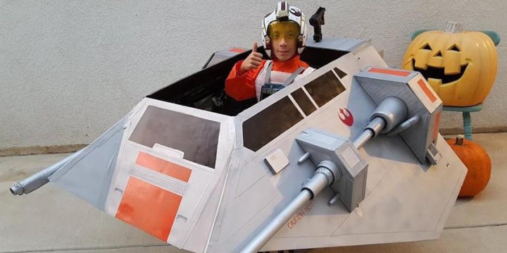Penggemar Star Wars Bikin Kostum Haloween Snow Speeder untuk Anaknya 