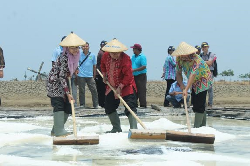 Petani menerapkan sistem TUF dan geomembran untuk meningkatkan produktivitas garam di Brebes, MTVN - Kuntoro Tayubi