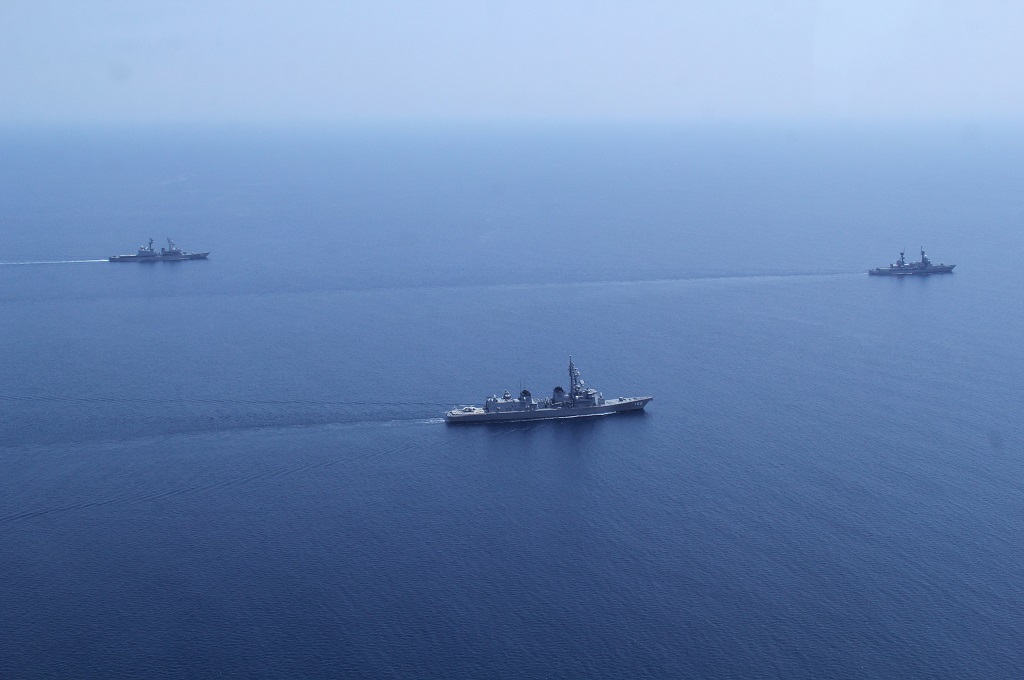 Kapal angkatan laut Jepang (tengah) dan kapal angkatan laut Filipina berlayar sekitar 300 kilometer dari wilayah kontroversial yang diklaim Tiongkok di Laut China Selatan, 21 Mei 2015. (Foto: AFP/Philippine Navy)