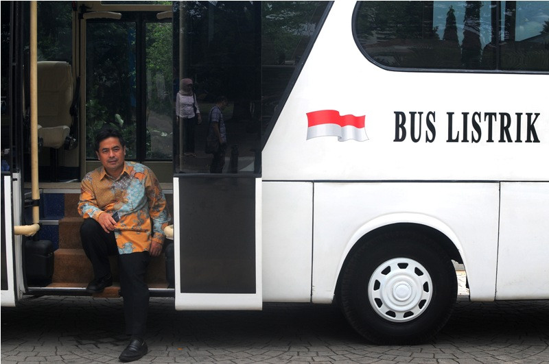  Direktur Utama PT Sarimas Ahmadi Pratama Dasep Ahmadi berpose di pintu bus listrik buatan perusahaannya yang diparkir di halaman Balai Kota, Jakarta, Kamis (15/1). Foto: Antara