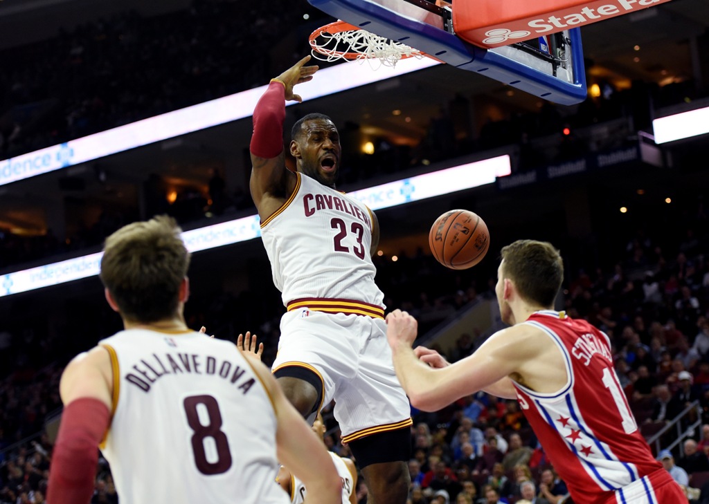 Aksi LeBron James saat membongkar pertahanan Sixers dan membantu Cavaliers memetik kemenangan (Foto: AP Photo/Michael Perez)
