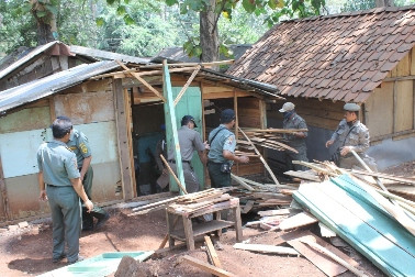 Petugas Bongkar Ratusan Warung Remang di Alas Roban