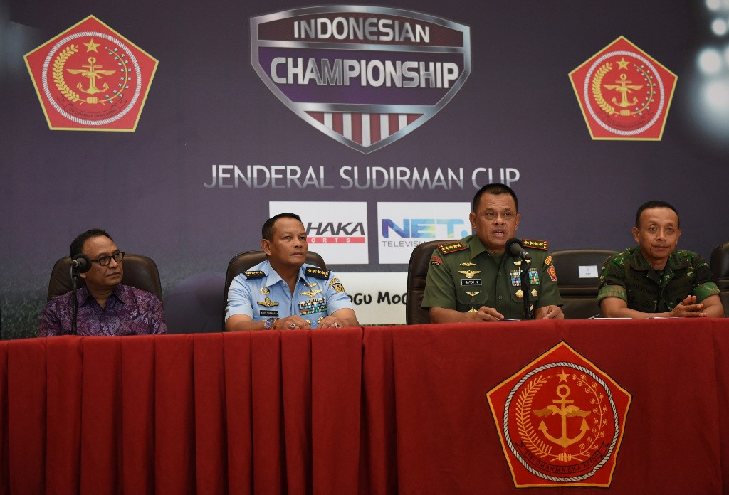  Panglima TNI Jenderal Gatot Nurmantyo (kedua kanan) melakukan konferensi pers penyelenggaraan Jenderal Sudirman Cup didampingi dengan Kasad Jendral TNI Mulyono (kanan), Kasau Marsekal TNI Agus Supriatna (kedua kiri) dan CEO Mahaka Sport Hasani Abdulgani 