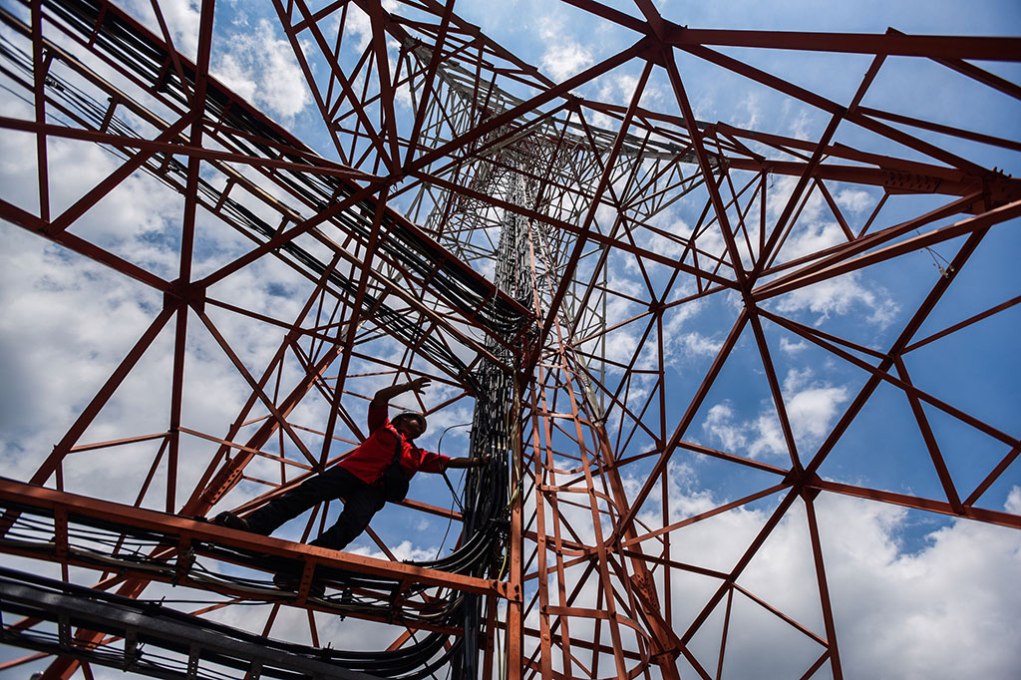Pekerja melakukan perawatan menara pemancar telekomunikasi. (Ant/Zabur Karuru)