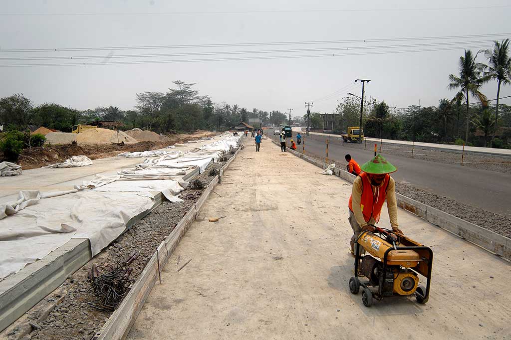 Jalur Menuju Objek Wisata Tanjung Lesung Diperlebar