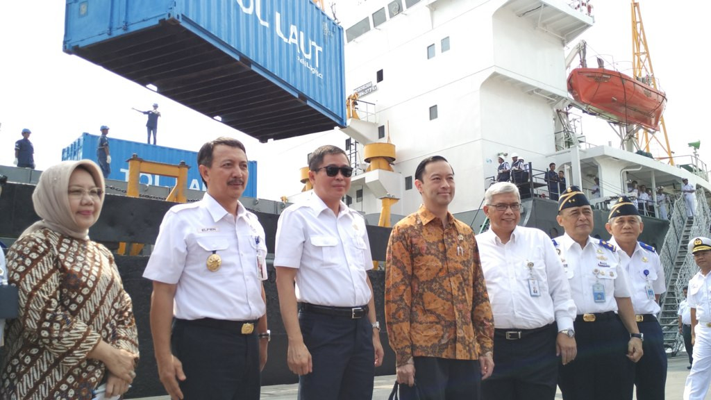 Menhub Ignasius Jonan dan Mendag Thomas Lembong saat peresmian Tol Laut. (FOTO: MTVN/Annisa Ayu Artanti)