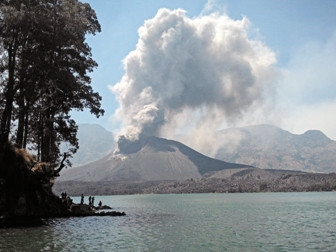 Tujuh Desa Tersiram Abu Letusan Gunung Rinjani